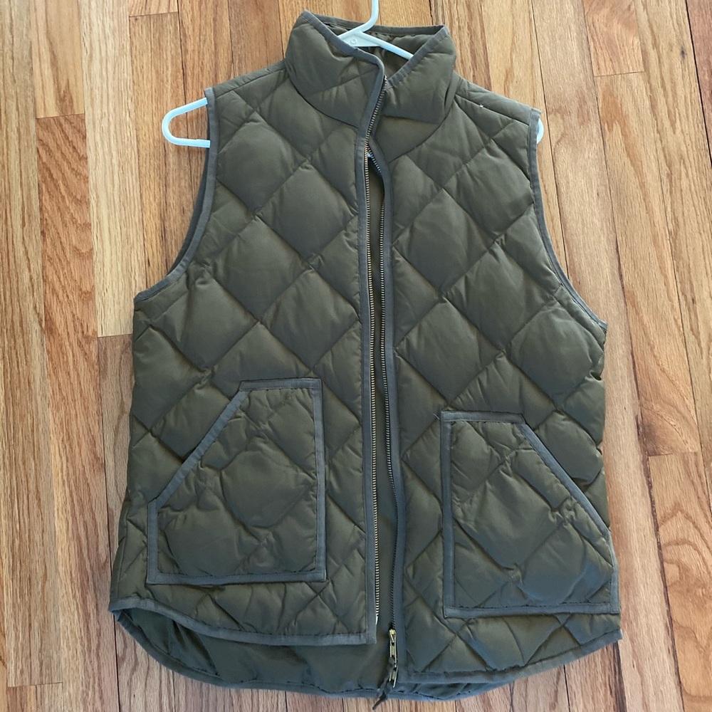 Jcrew army green women’s quilted vest size M
